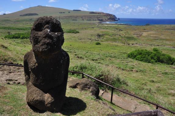 Um estilo diferente de Moai, em Rano Raraku, um dos vulcões de Rapa Nui (ou Ilha de Páscoa), território chileno no meio do Oceano Pacífico